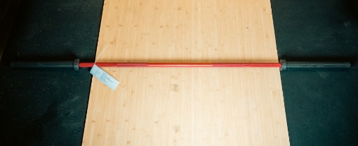 Imagem de Barra Olímpica Vermelha e Preta 220 cm
