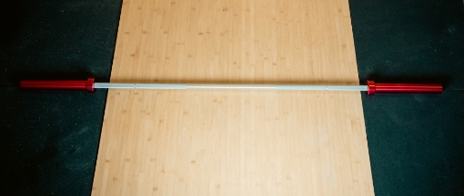 Imagem de Barra de Treino Prateada com Extremidades Vermelhas