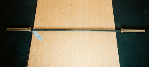 Imagem de BARRA OLÍMPICA PRETA COM PONTAS DOURADAS 200 CM